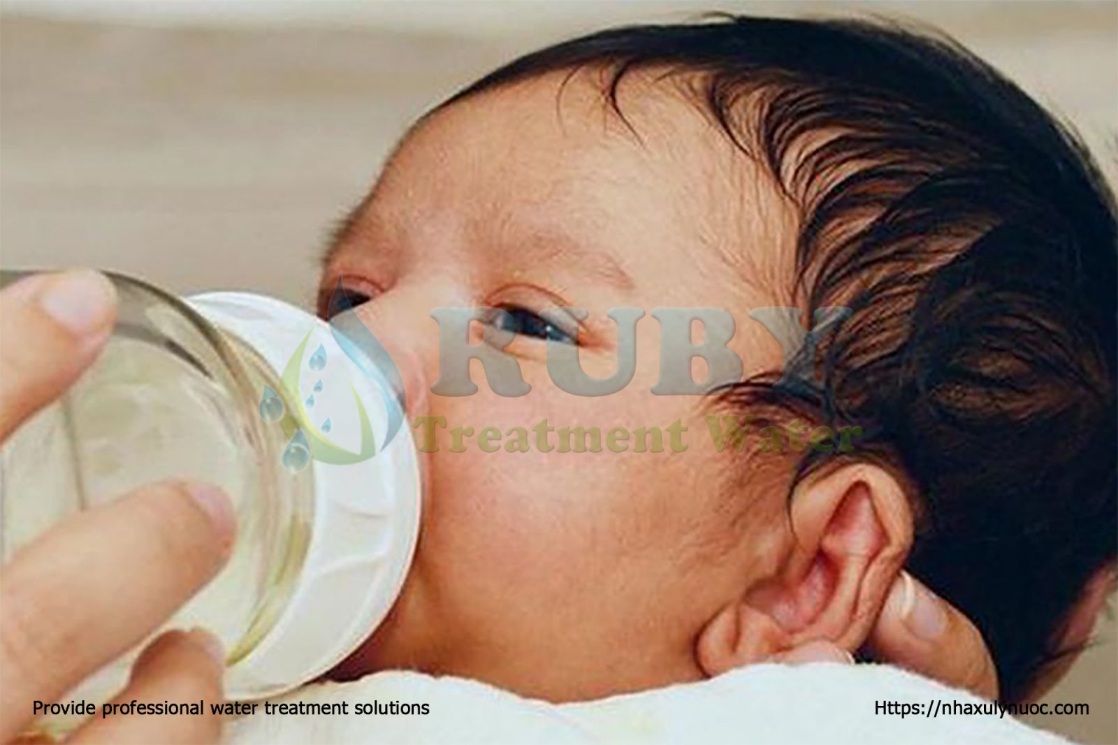 Cho trẻ sơ sinh uống nước nhiều gây ngộ độc